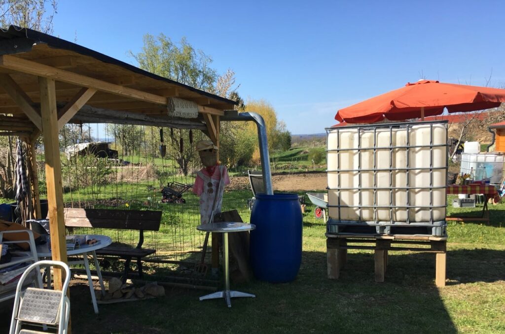Upcycling: Unterbau mit Wassertank neben Unterstand