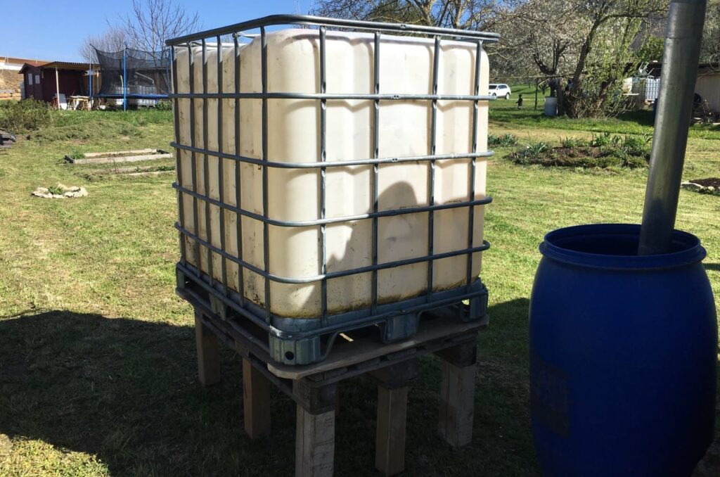 Upcycling: Wassertank auf Unterbau