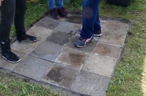 Platten in Sand legen
