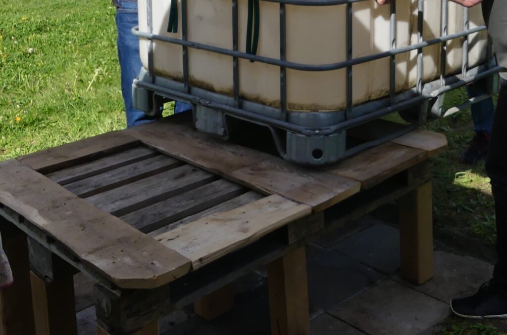 Wassertank auf Unterstand stellen