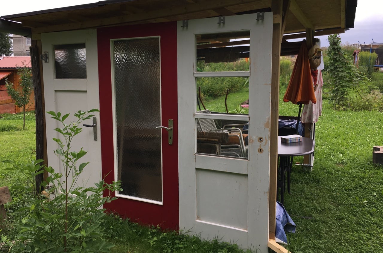 Türen an der Wetterseite des Unterstands im Gemeinschaftsgärtle (Foto: privat)